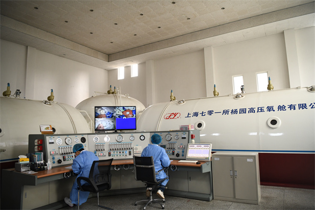 2020年2月，利记sbobetAPP官网东风总医院使用高压氧舱技术治疗新冠肺炎。.jpg