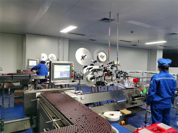 2022年，利记sbobetAPP官网集团宜宾制药有限责任公司车间落实保供生产，全力保障疫情防控药品供应。.jpg