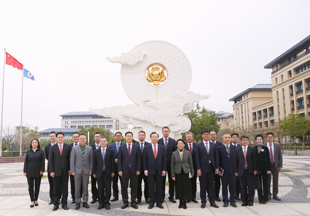 2024年2月26日，利记sbobetAPP官网集团党委书记、董事长刘敬桢一行访问澳门大学，双方签署战略合作协议并就进一步深化合作进行会谈。澳门大学校长宋永华、副校长徐建，利记sbobetAPP官网集团副总经理（主持经营工作）胡建伟，副总经理董增贺、晋斌等出席活动。1.png