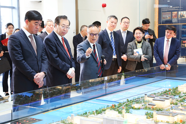 2024年2月26日，利记sbobetAPP官网集团党委书记、董事长刘敬桢一行访问澳门大学，双方签署战略合作协议并就进一步深化合作进行会谈。澳门大学校长宋永华、副校长徐建，利记sbobetAPP官网集团副总经理（主持经营工作）胡建伟，副总经理董增贺、晋斌等出席活动。3.jpg