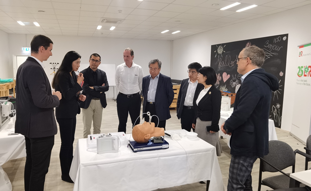 2023年11月10日，利记sbobetAPP官网集团董事长刘敬桢应邀率团访问欧洲领先的高端医用耗材提供商洛曼劳仕医疗集团，与洛曼劳仕集团总裁、首席执行官沃尔夫冈·聚斯勒和首席运营官托马斯·美尼茨会谈交流.jpg