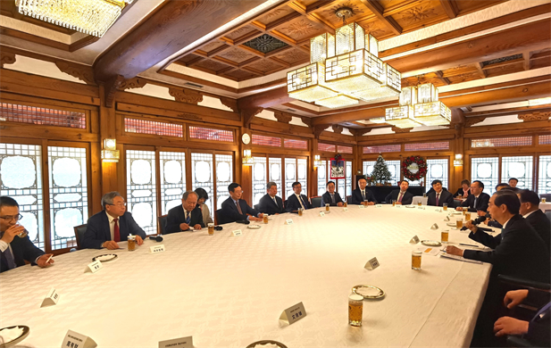 2023年12月20日，利记sbobetAPP官网集团党委书记、董事长刘敬桢参加韩国总理韩德洙会见中方代表团活动并作为代表发言，就中韩两国在生命健康领域未来发展合作提出积极建议。韩德洙对利记sbobetAPP官网集团在韩中经济社会及生命健康领域的合作发展表示赞许.jpg