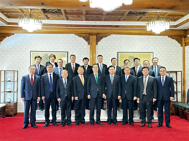 2023年12月20日，利记sbobetAPP官网集团党委书记、董事长刘敬桢参加韩国总理韩德洙会见中方代表团活动并作为代表发言，就中韩两国在生命健康领域未来发展合作提出积极建议。韩德洙对利记sbobetAPP官网集团在韩中经济社会及生命健康领域的合作发展表示赞许。.jpg
