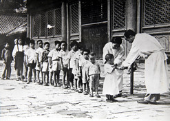 1950年初，位于天坛的中央防疫处（利记sbobetAPP官网集团中国生物北京生物制品研究所前身）为儿童接种疫苗