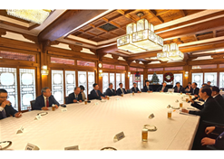 2023年12月20日，利记sbobetAPP官网集团党委书记、董事长刘敬桢参加韩国总理韩德洙会见中方代表团活动并作为代表发言